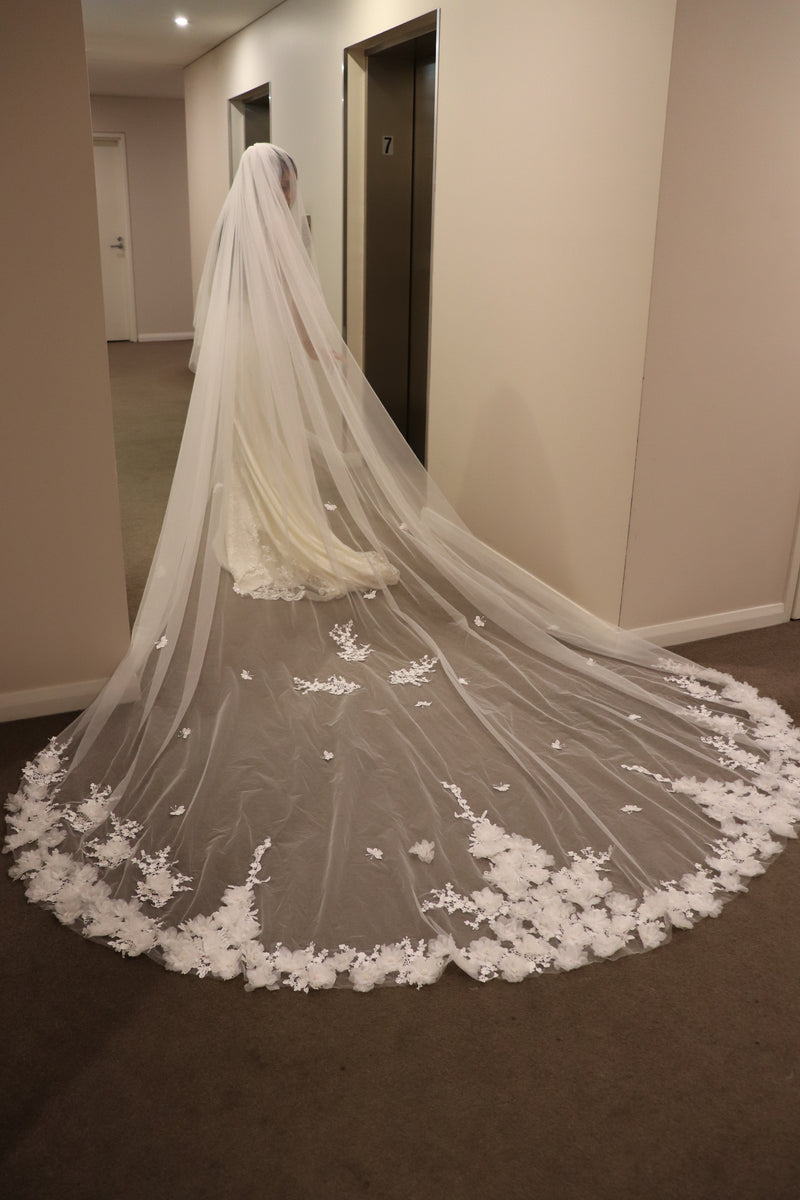 Luxury Two Tier 3D Lace Cathedral Veil TSDZ047