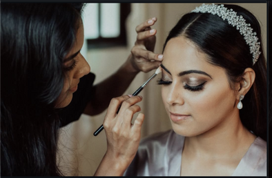 Choosing Between a Wedding Crown and a Wedding Headpiece