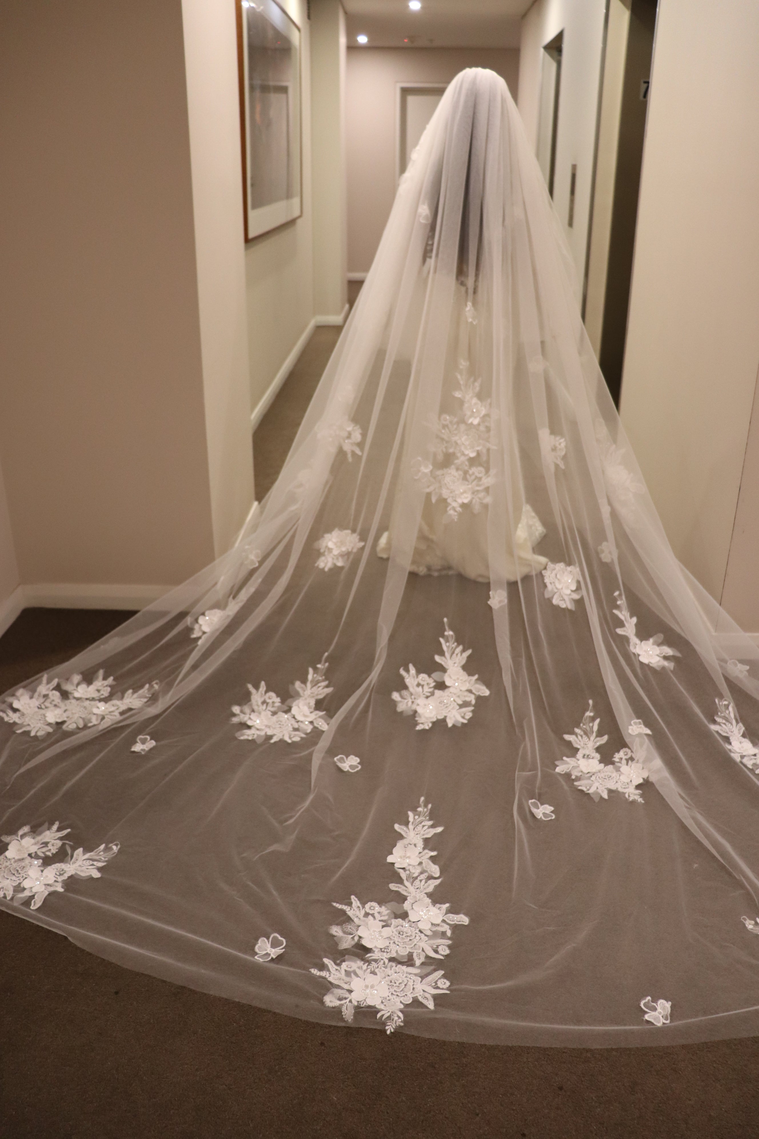 Luxurious 3D Floral Lace Bridal Veil