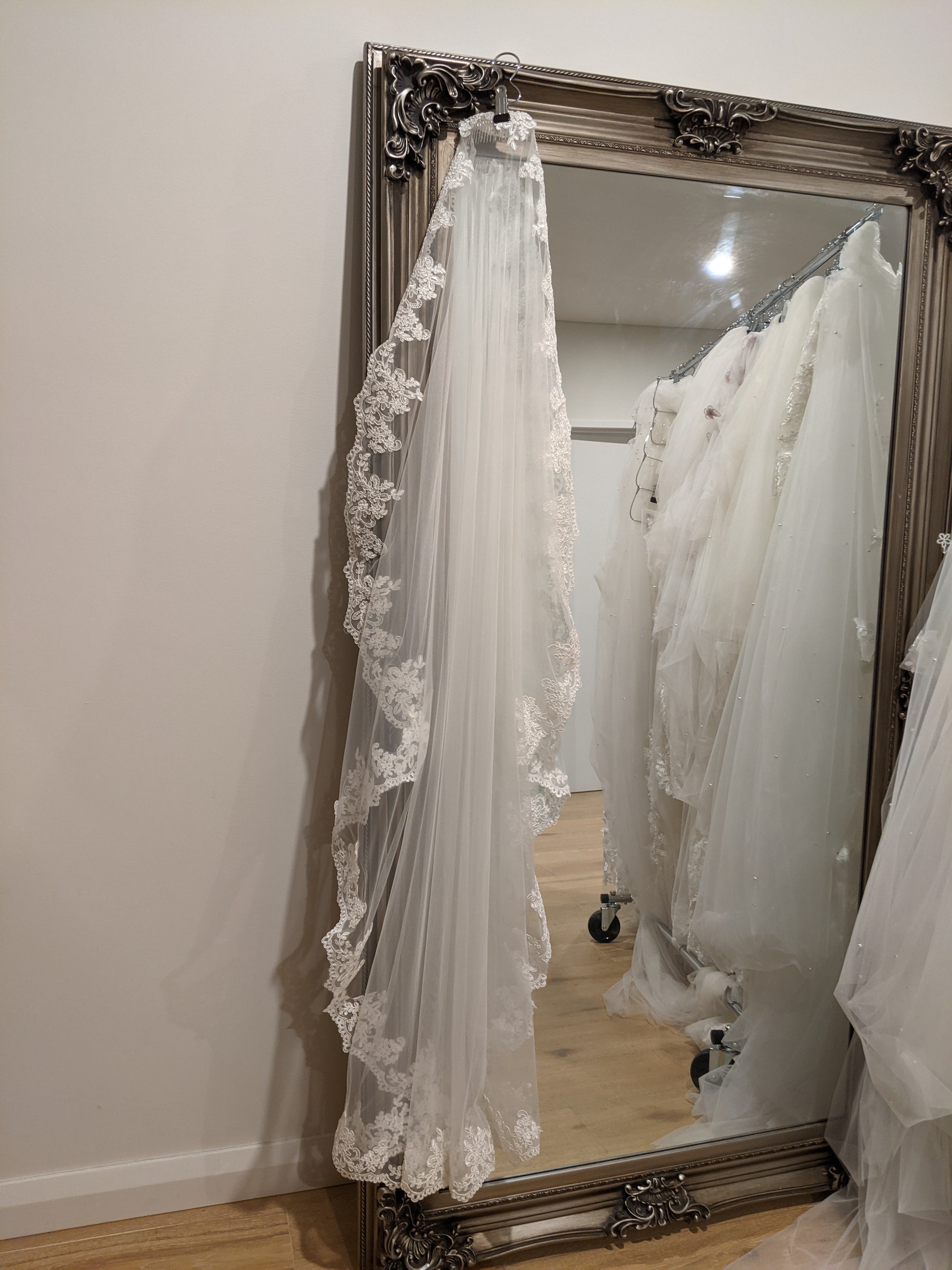 Aularso 2 Tier Lace Wedding Veils for Brides Short Fingertip